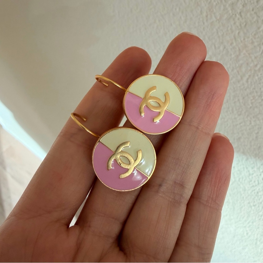 💖CHANEL Pink and White CC Round Drop Earrings with Gold-Tone Logo🤍 - Picture 3 of 12